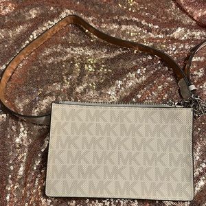 Michael Kors adjustable Belt
Waist Bag Fanny Pack MK Logo Medium Size